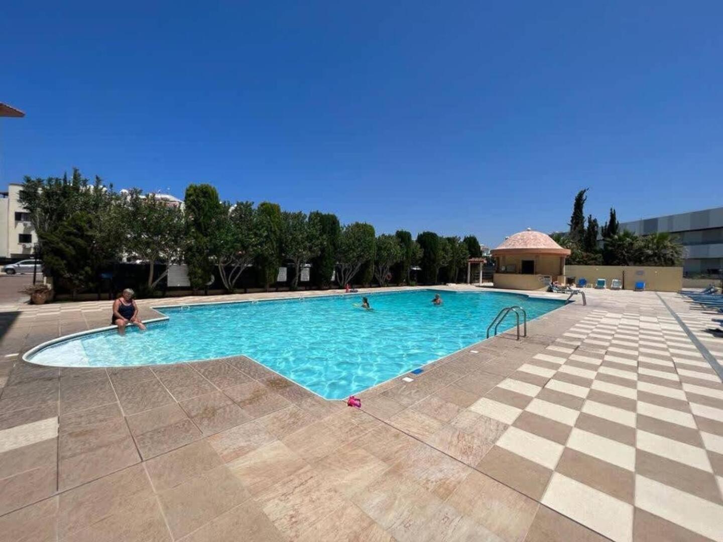 Queens Gardens Paradise Vip, Pool, Mall, Sea Пафос Екстериор снимка