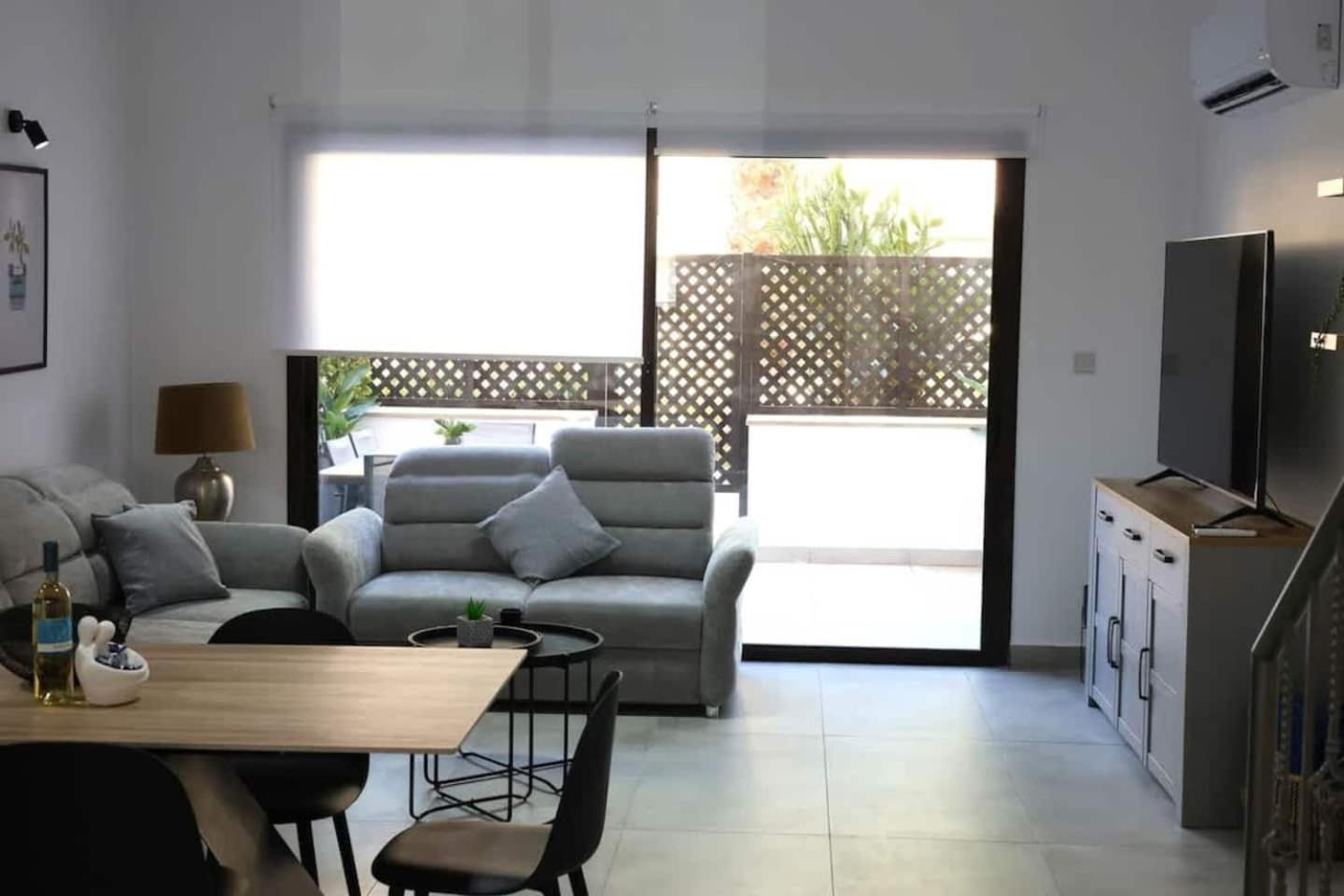 Queens Gardens Paradise Vip, Pool, Mall, Sea Пафос Екстериор снимка