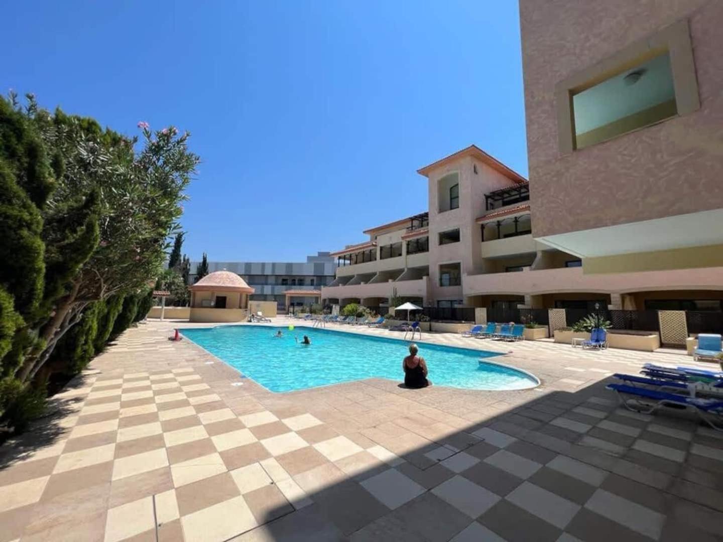 Queens Gardens Paradise Vip, Pool, Mall, Sea Пафос Екстериор снимка