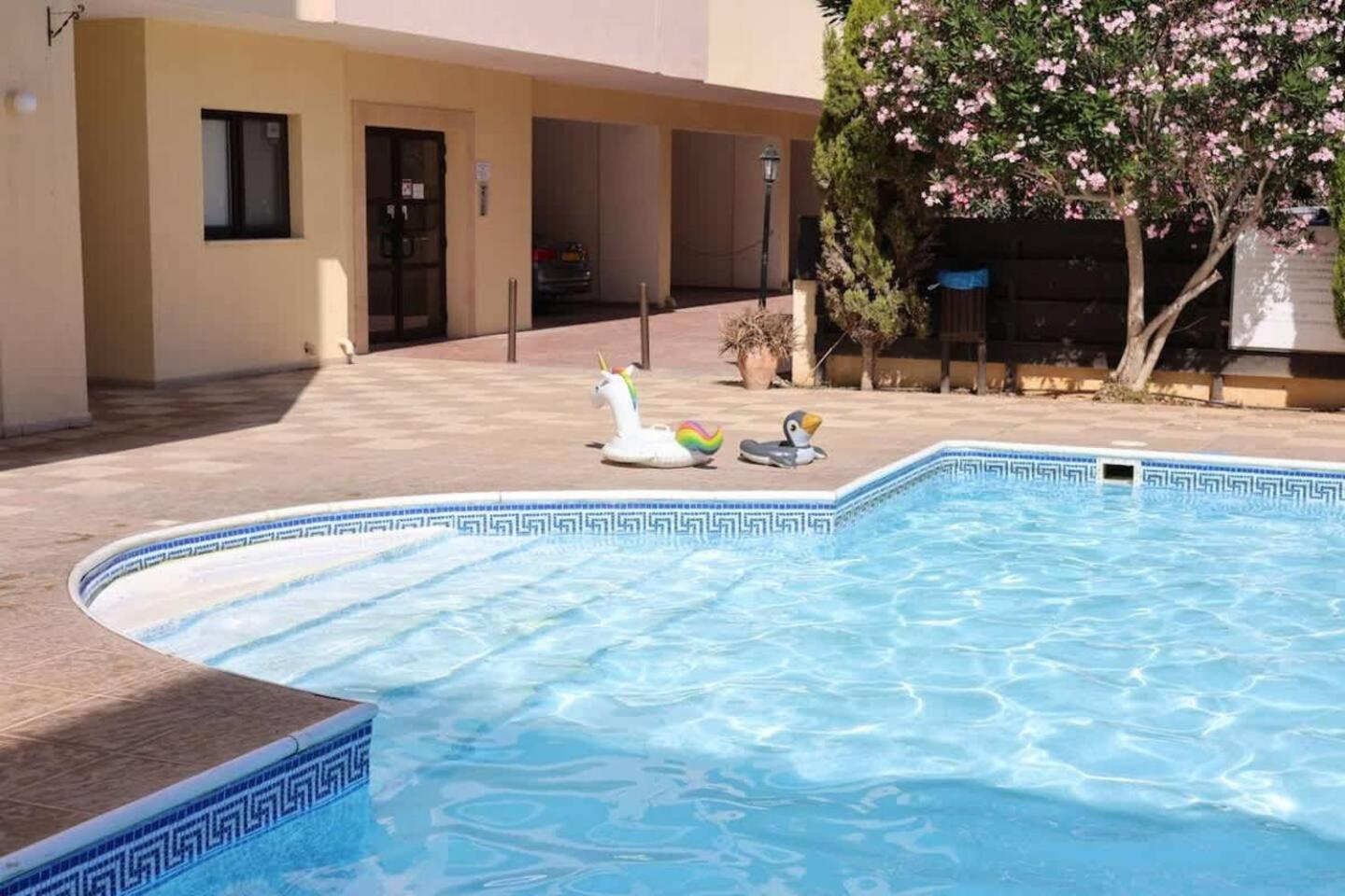 Queens Gardens Paradise Vip, Pool, Mall, Sea Пафос Екстериор снимка