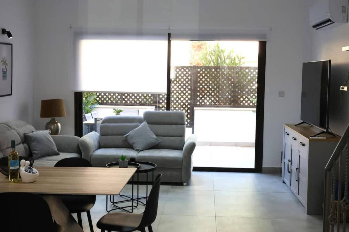 Queens Gardens Paradise Vip, Pool, Mall, Sea Пафос Екстериор снимка